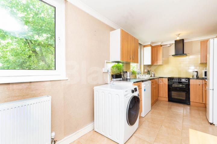 spacious split lever 3 bedroom with large balcony a short walk to underground Sanders Way, Archway